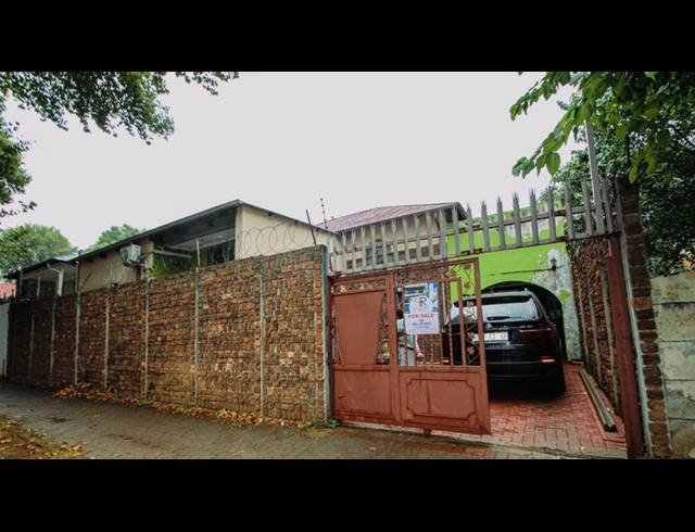 3 BEDROOM HOUSE FOR SALE IN BEZUIDENHOUT VALLEY